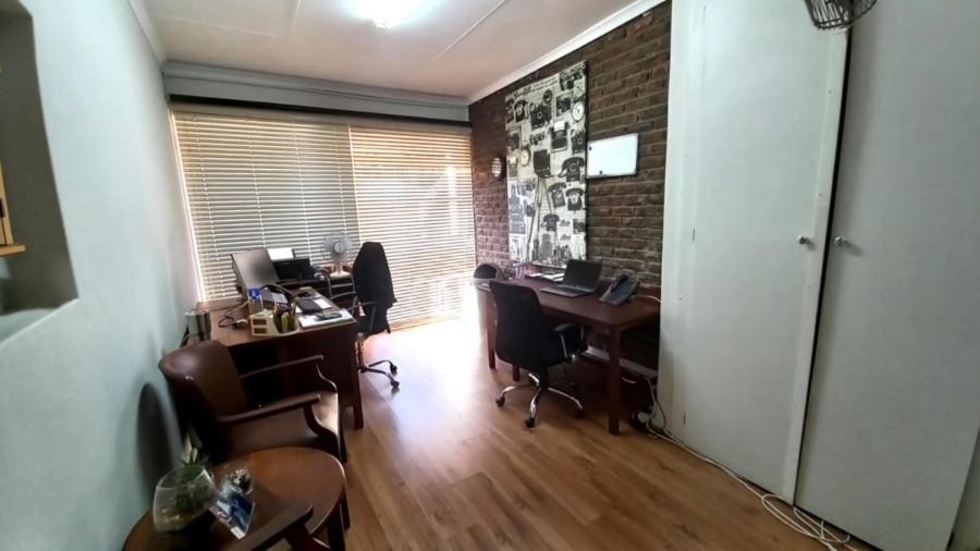 5 Bedroom Property for Sale in Eldoraigne Gauteng