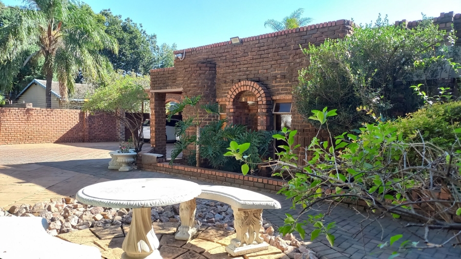 5 Bedroom Property for Sale in Eldoraigne Gauteng