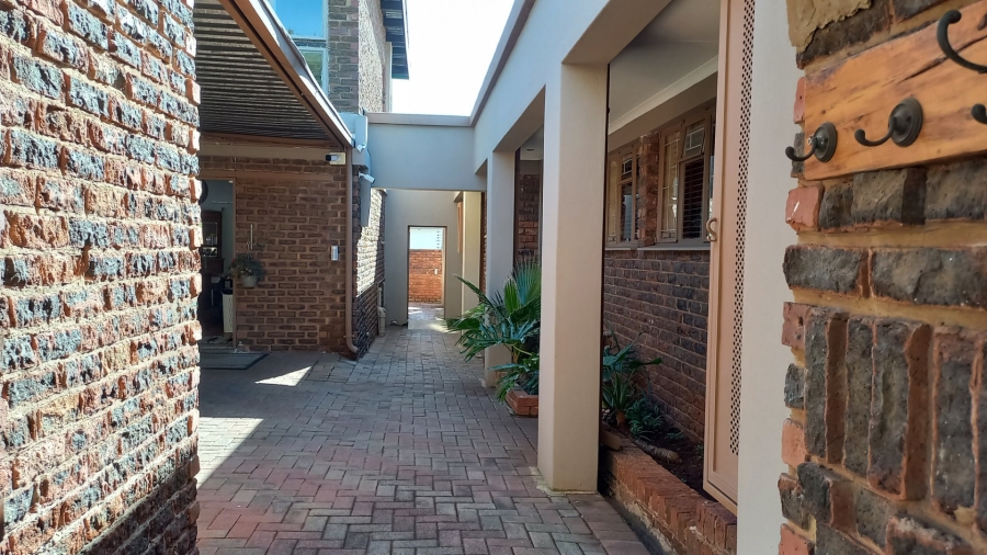 5 Bedroom Property for Sale in Eldoraigne Gauteng