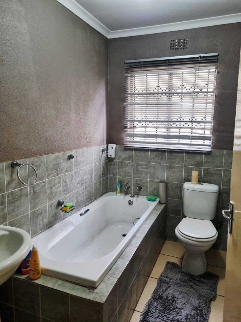 3 Bedroom Property for Sale in Roodekop Gauteng