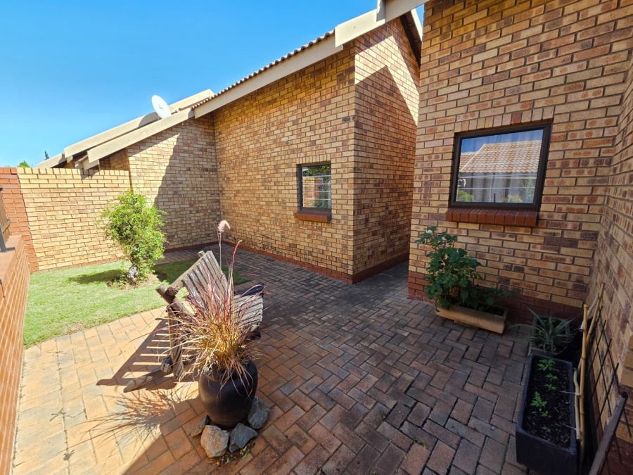 2 Bedroom Property for Sale in Montana Tuine Gauteng