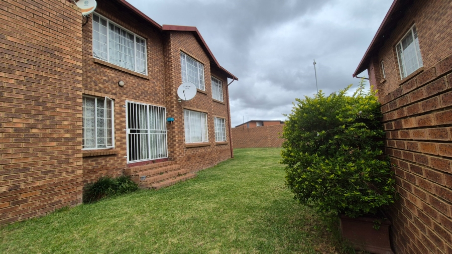 2 Bedroom Property for Sale in The Reeds Gauteng