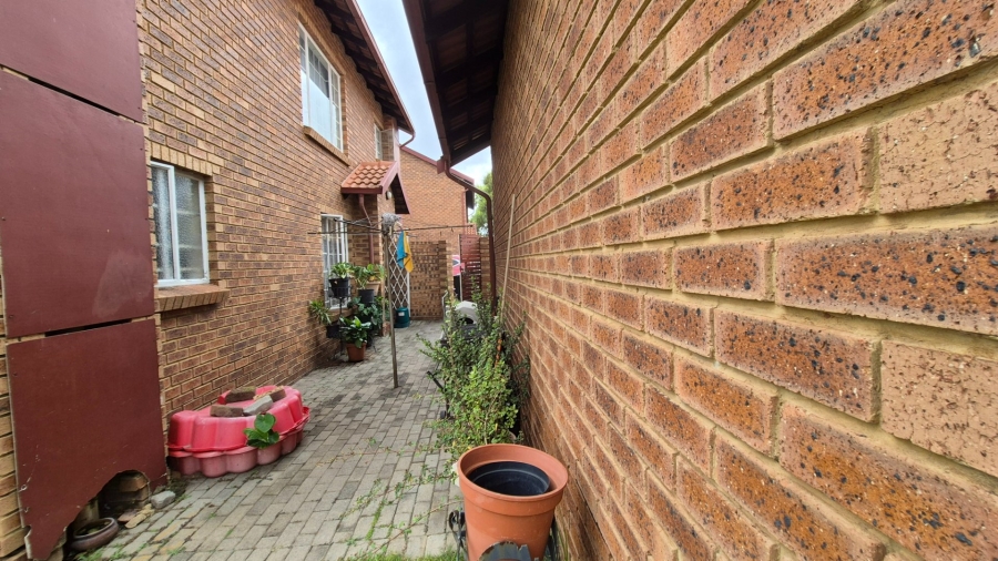 2 Bedroom Property for Sale in The Reeds Gauteng