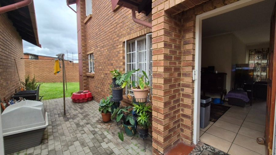 2 Bedroom Property for Sale in The Reeds Gauteng