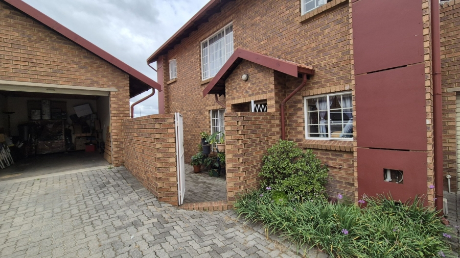 2 Bedroom Property for Sale in The Reeds Gauteng