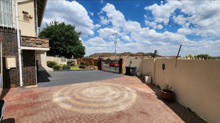 4 Bedroom Property for Sale in Oakdene Gauteng