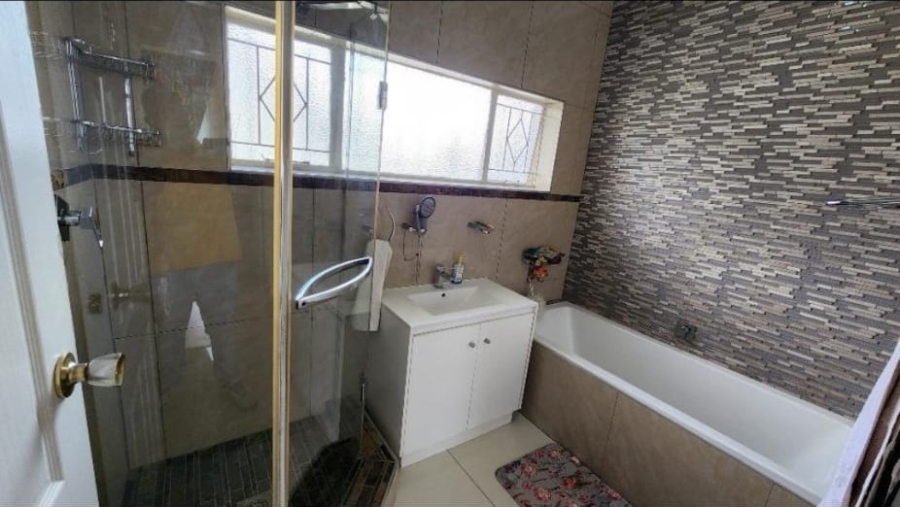 4 Bedroom Property for Sale in Oakdene Gauteng