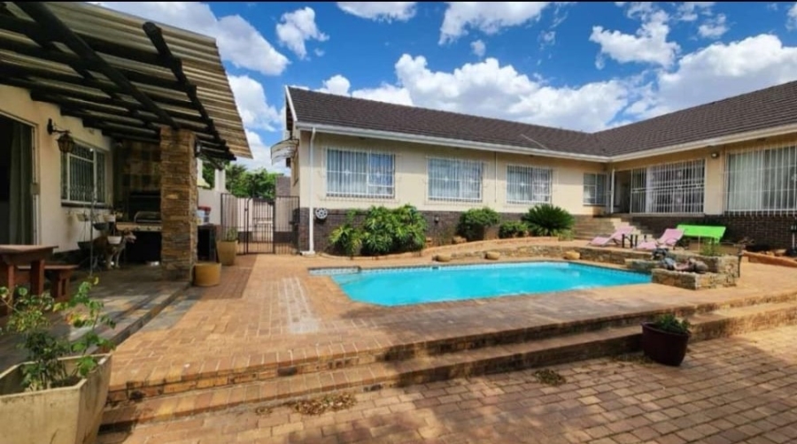 4 Bedroom Property for Sale in Oakdene Gauteng