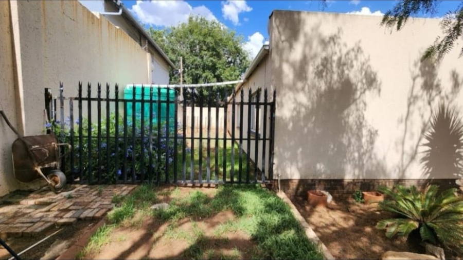 4 Bedroom Property for Sale in Oakdene Gauteng