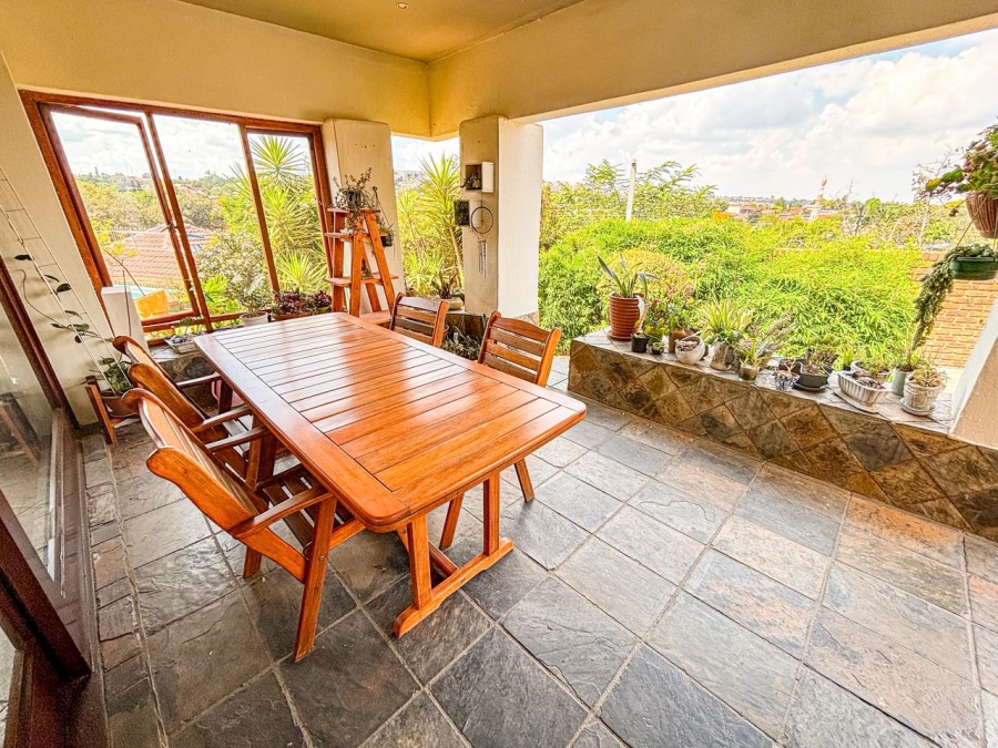 5 Bedroom Property for Sale in Ridgeway Gauteng