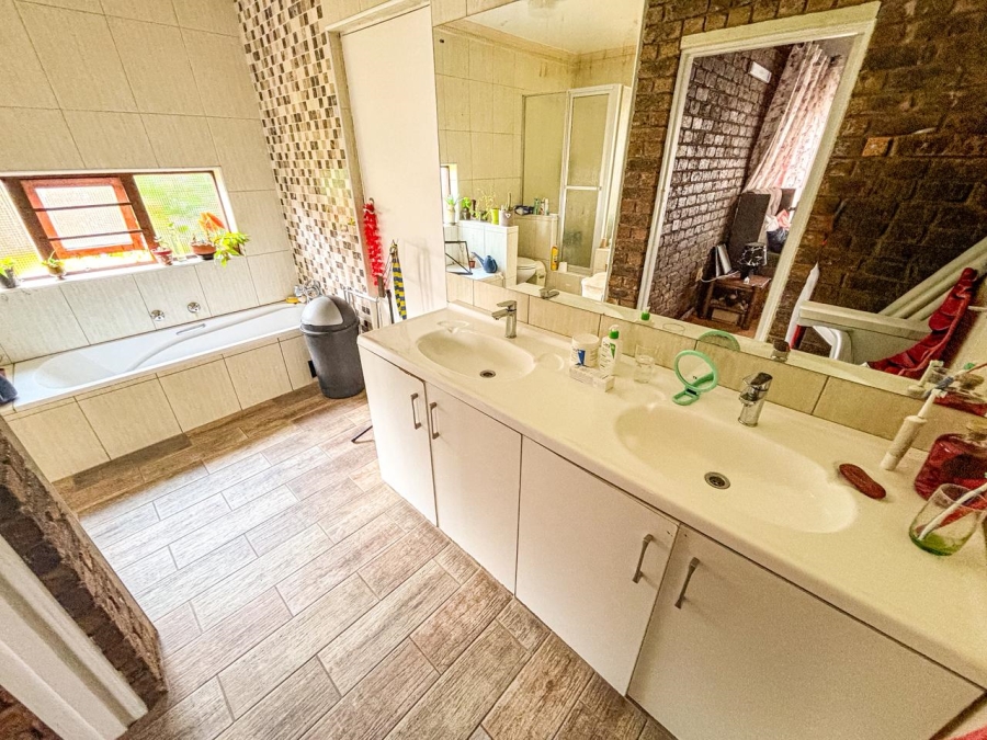 5 Bedroom Property for Sale in Ridgeway Gauteng