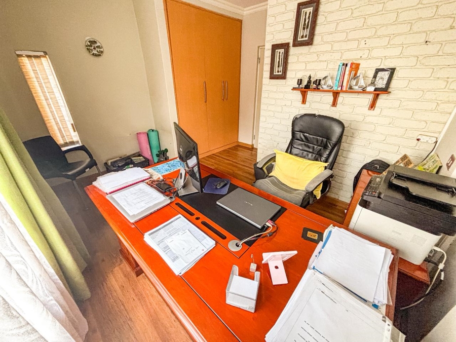 5 Bedroom Property for Sale in Ridgeway Gauteng