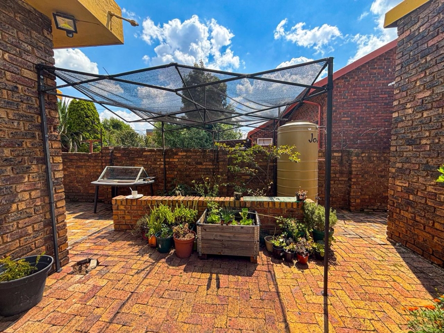 5 Bedroom Property for Sale in Ridgeway Gauteng