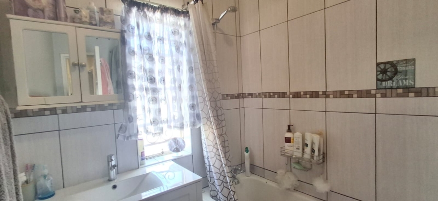 5 Bedroom Property for Sale in Mountain View Gauteng