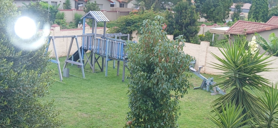 To Let 2 Bedroom Property for Rent in Heuwelsig Estate Gauteng