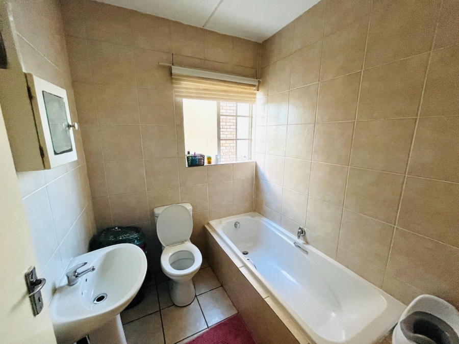 2 Bedroom Property for Sale in North Riding Gauteng