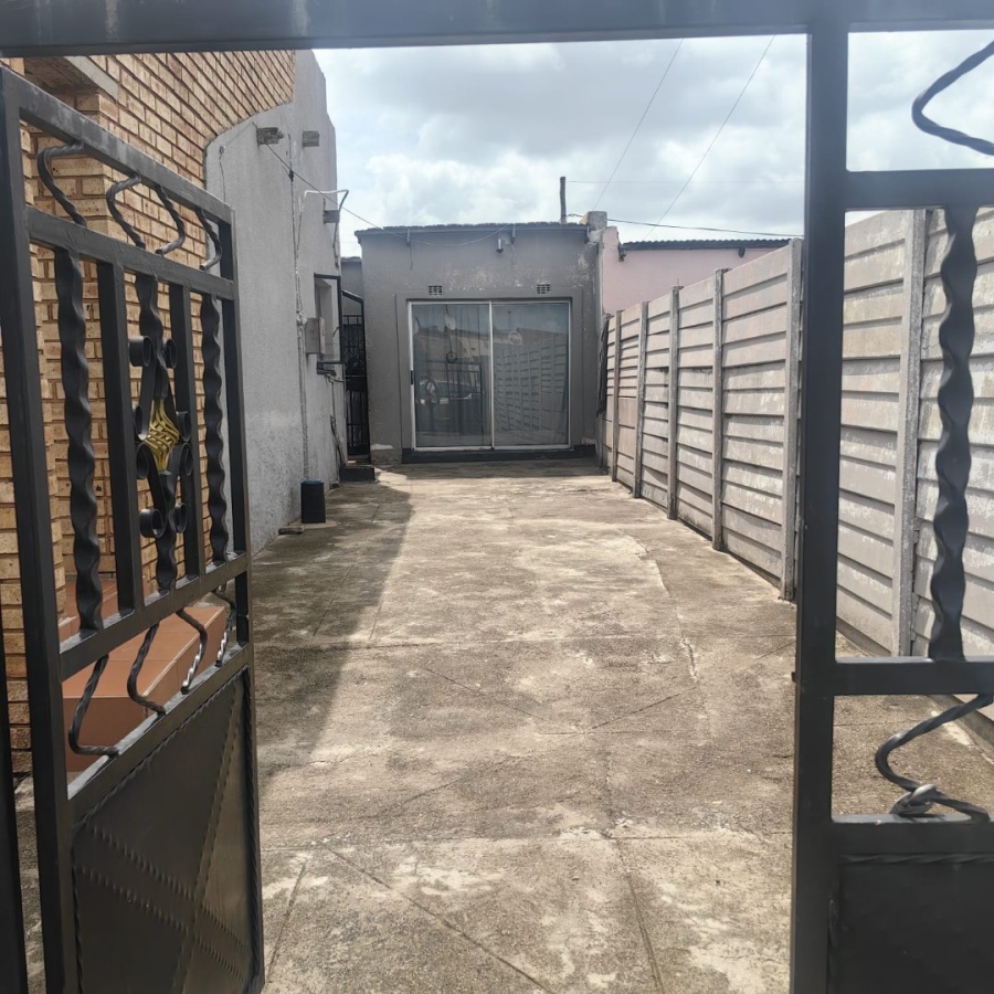 2 Bedroom Property for Sale in Zola Gauteng