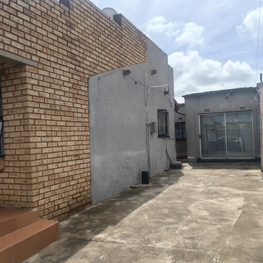 2 Bedroom Property for Sale in Zola Gauteng