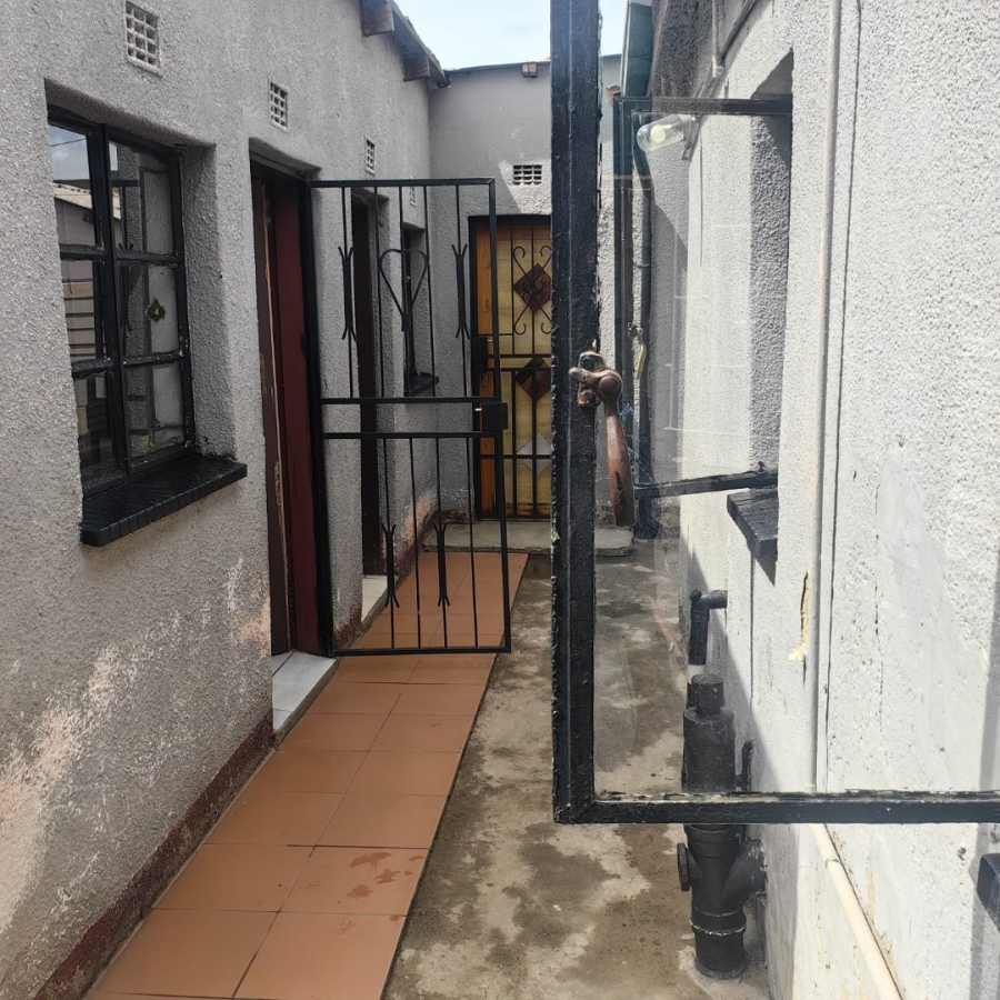 2 Bedroom Property for Sale in Zola Gauteng