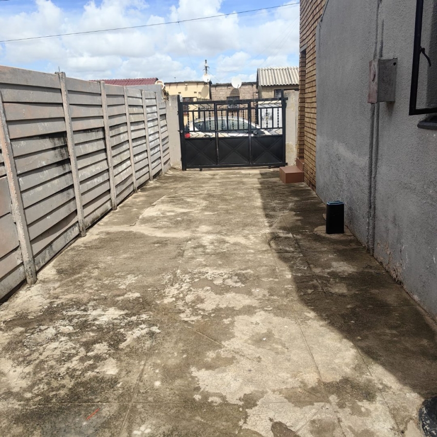 2 Bedroom Property for Sale in Zola Gauteng