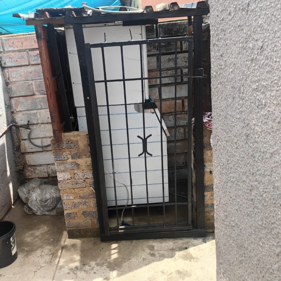2 Bedroom Property for Sale in Zola Gauteng
