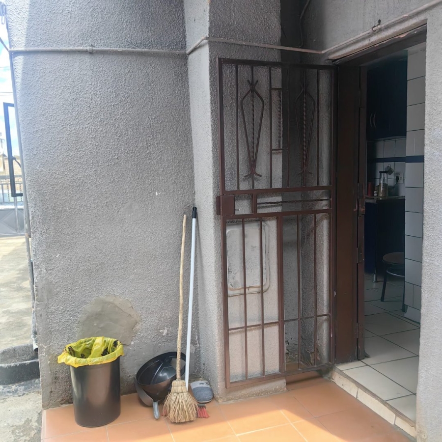 2 Bedroom Property for Sale in Zola Gauteng