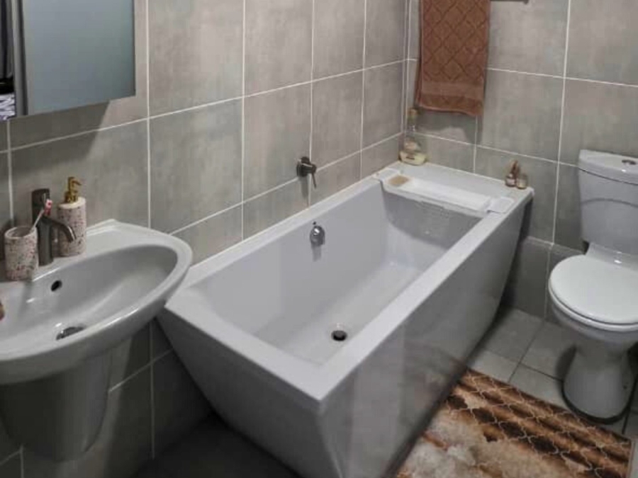 To Let 2 Bedroom Property for Rent in Mooikloof Manor Gauteng