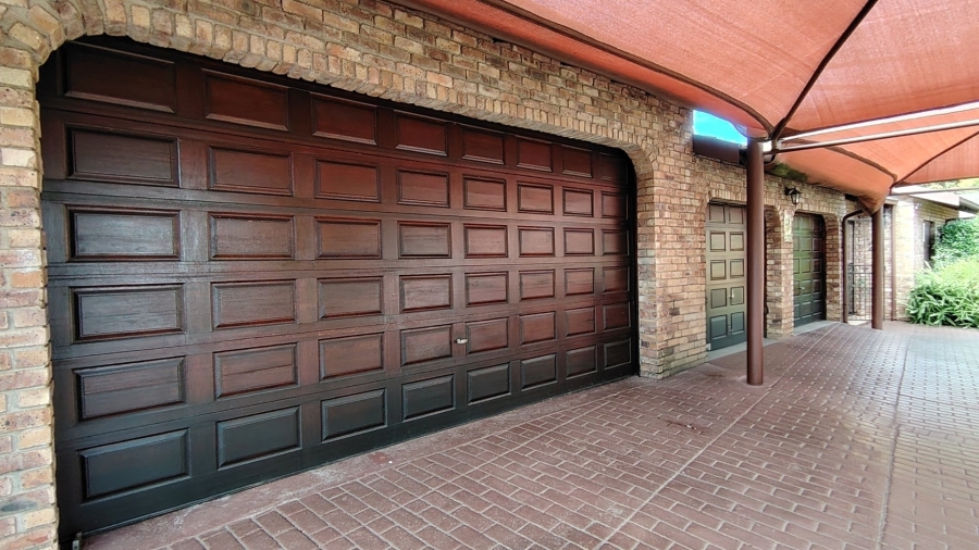 6 Bedroom Property for Sale in Eldoraigne Gauteng