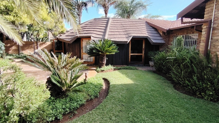 6 Bedroom Property for Sale in Eldoraigne Gauteng