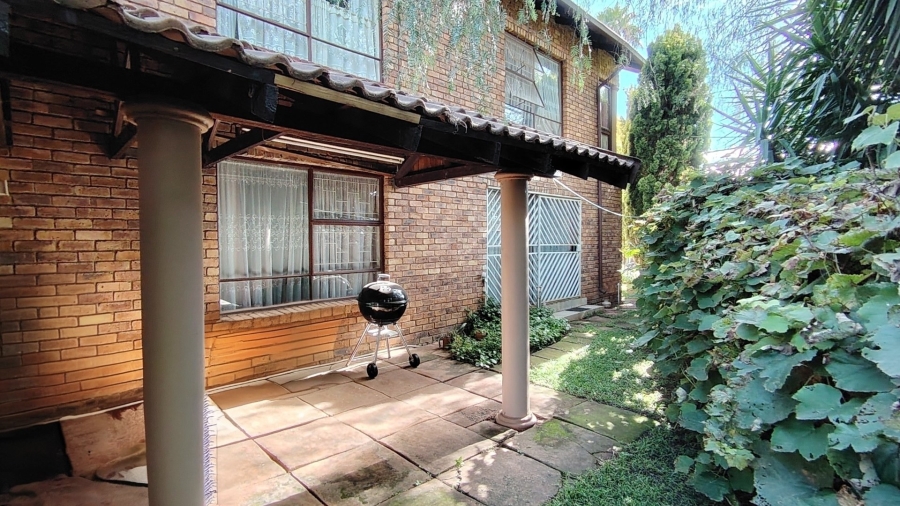 6 Bedroom Property for Sale in Eldoraigne Gauteng