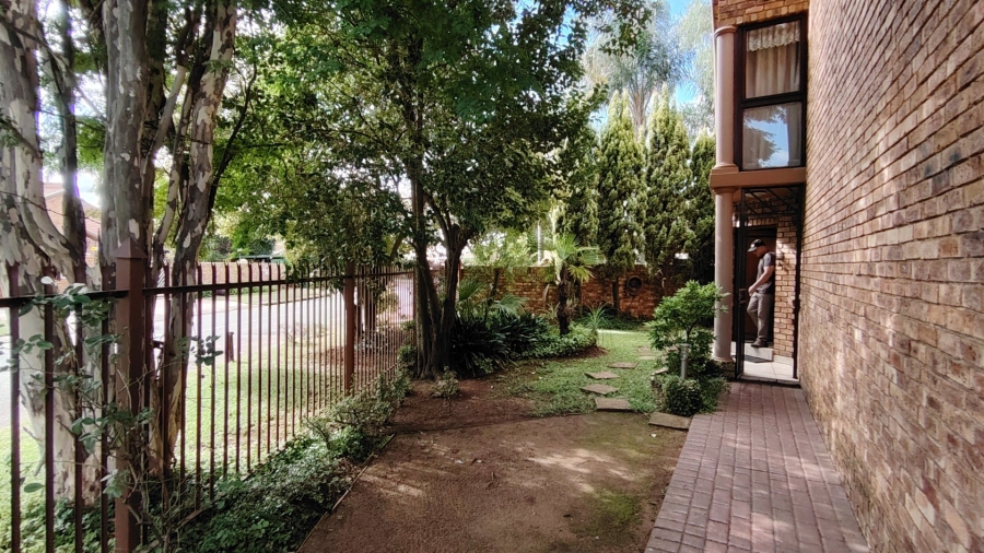 6 Bedroom Property for Sale in Eldoraigne Gauteng