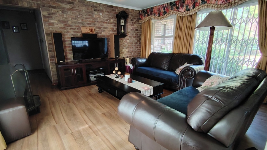 6 Bedroom Property for Sale in Eldoraigne Gauteng