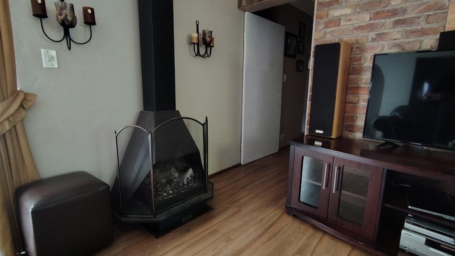 6 Bedroom Property for Sale in Eldoraigne Gauteng