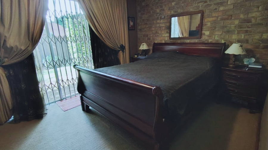 6 Bedroom Property for Sale in Eldoraigne Gauteng