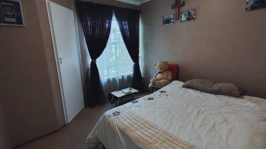 6 Bedroom Property for Sale in Eldoraigne Gauteng