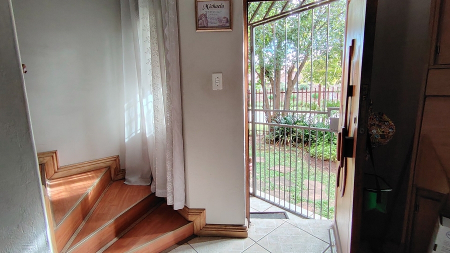6 Bedroom Property for Sale in Eldoraigne Gauteng