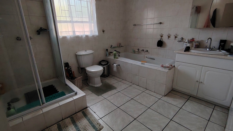 6 Bedroom Property for Sale in Eldoraigne Gauteng