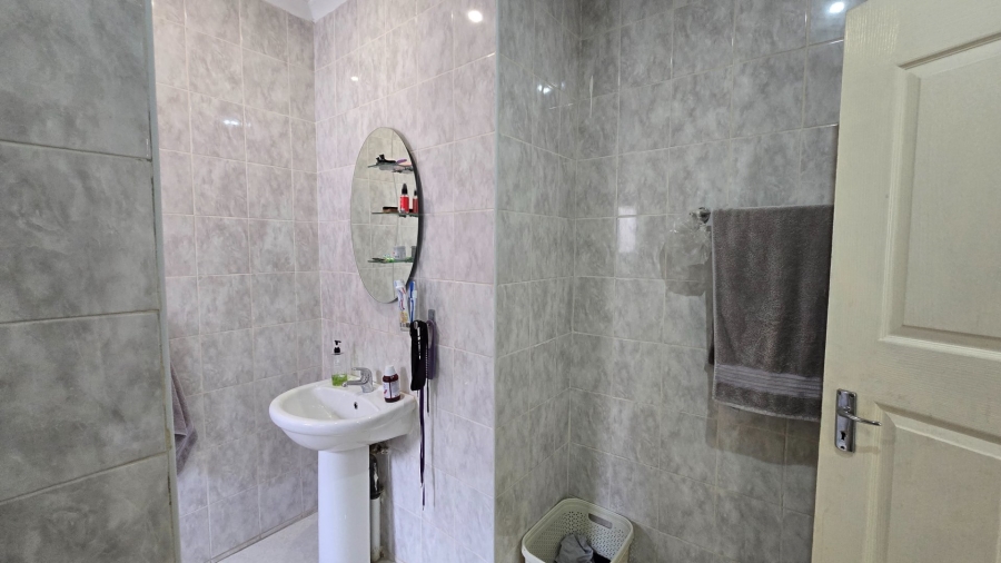 To Let 1 Bedroom Property for Rent in Crystal Park Gauteng