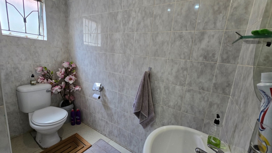 To Let 1 Bedroom Property for Rent in Crystal Park Gauteng