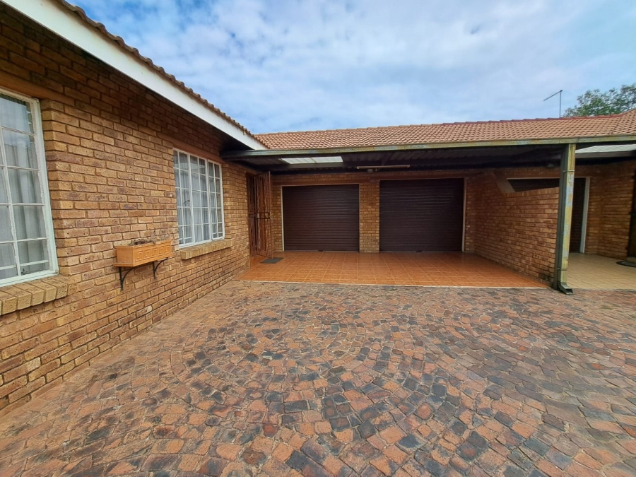 3 Bedroom Property for Sale in Dunnottar Gauteng