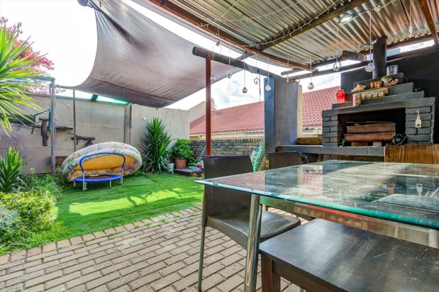 2 Bedroom Property for Sale in Glen Marais Gauteng