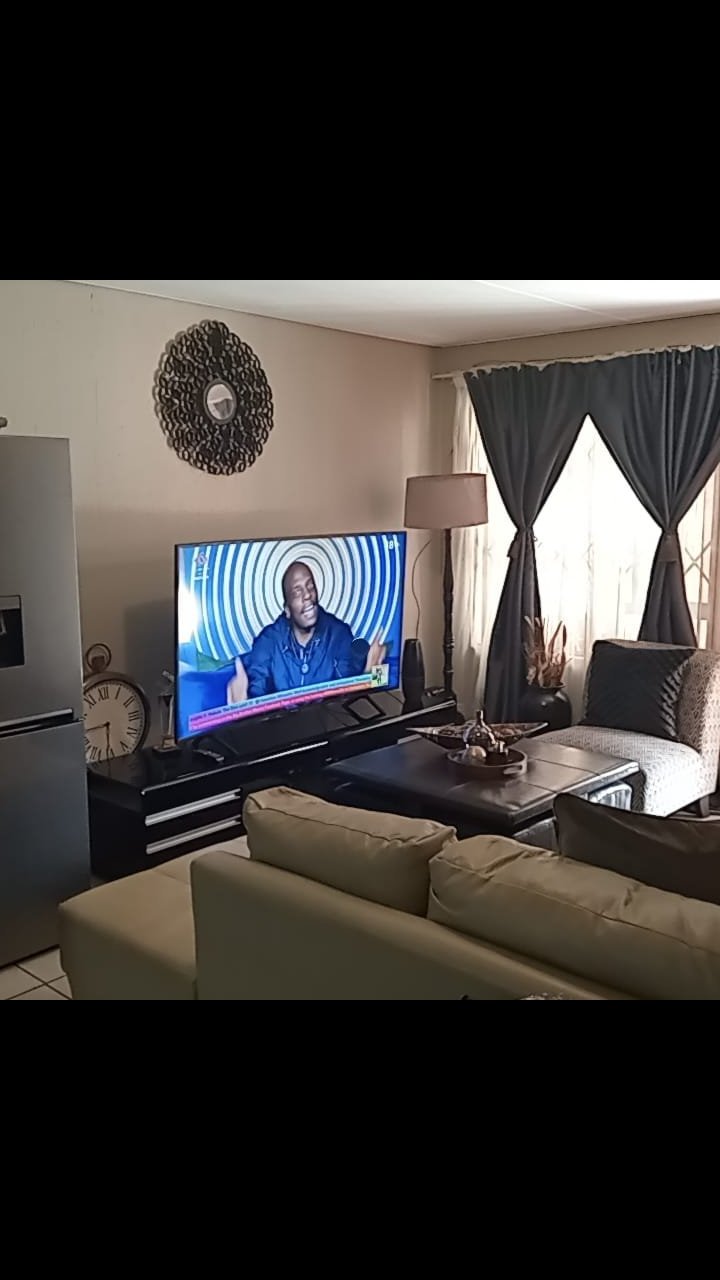 2 Bedroom Property for Sale in Cruywagenpark Gauteng