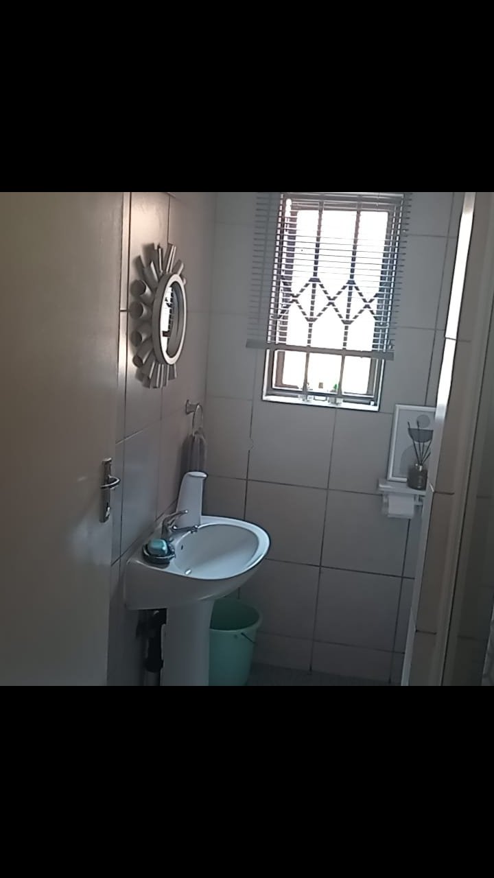 2 Bedroom Property for Sale in Cruywagenpark Gauteng