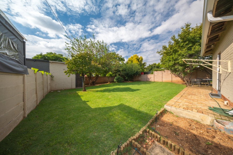 To Let 3 Bedroom Property for Rent in Lakeside Village Gauteng