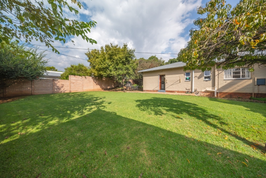 To Let 3 Bedroom Property for Rent in Lakeside Village Gauteng