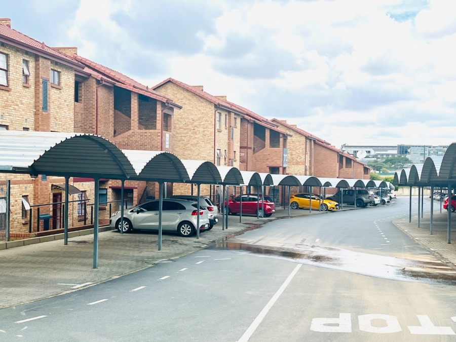 2 Bedroom Property for Sale in Erand Gardens Gauteng