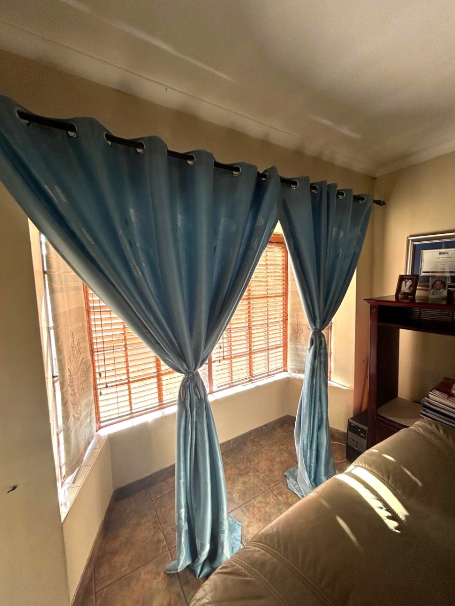 4 Bedroom Property for Sale in Zwartkop Gauteng