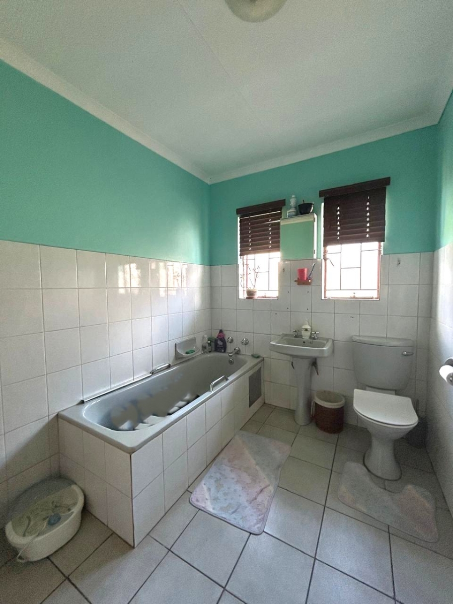 4 Bedroom Property for Sale in Zwartkop Gauteng