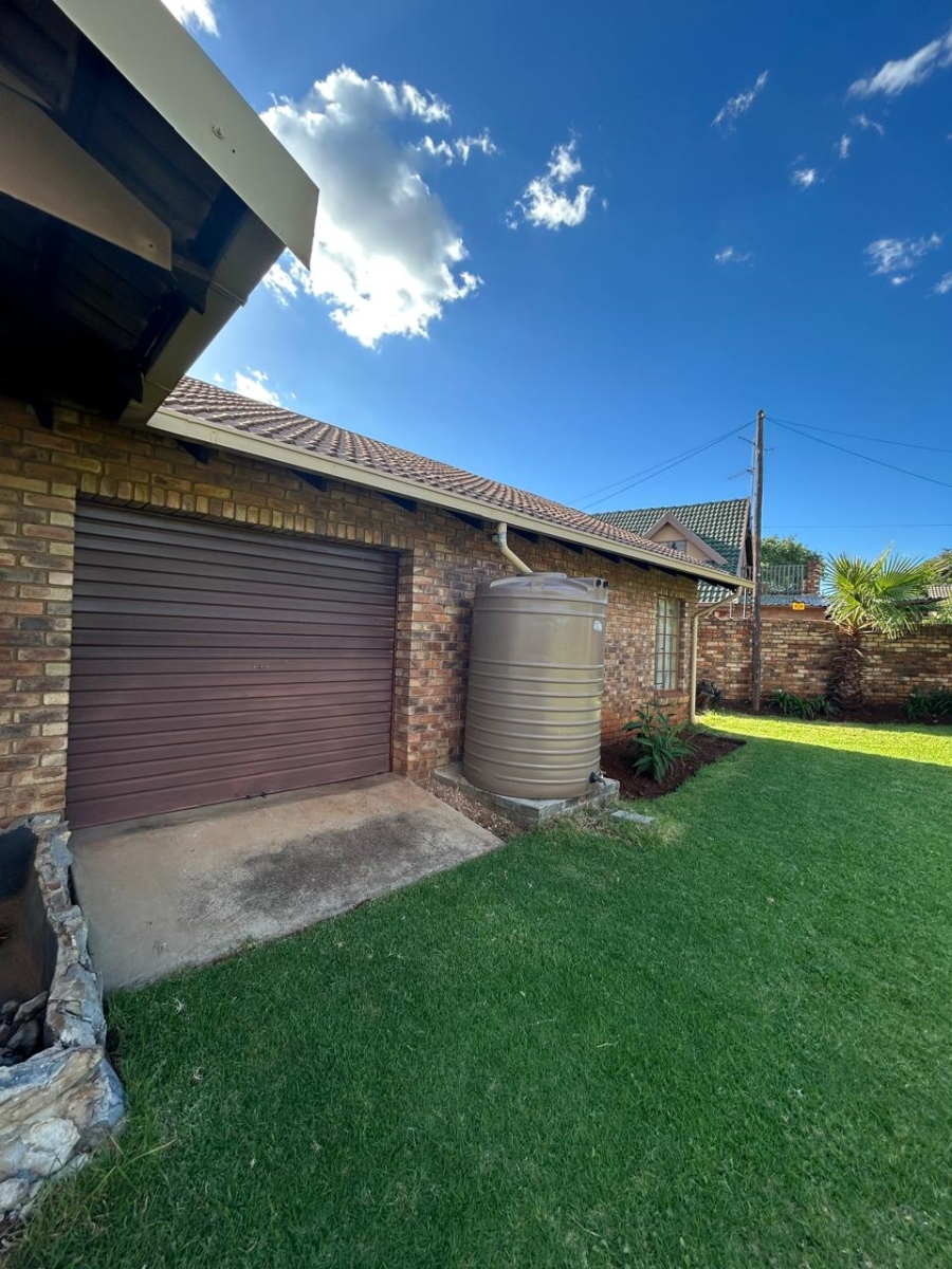 4 Bedroom Property for Sale in Zwartkop Gauteng