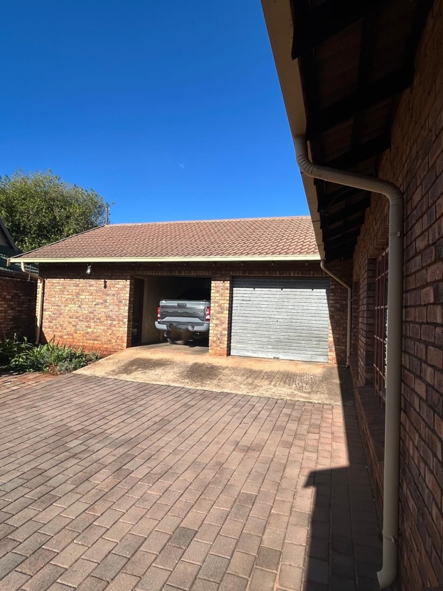 4 Bedroom Property for Sale in Zwartkop Gauteng